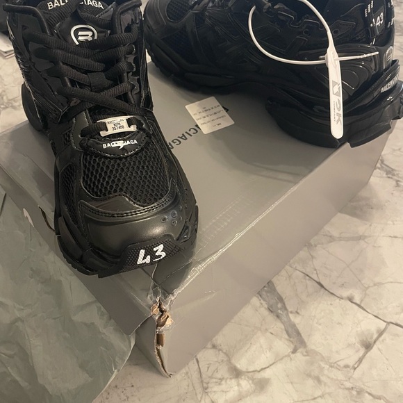 Brand New BALENCIAGA Runners never been worn. Comes with bag and extra laces. - Picture 3 of 8
